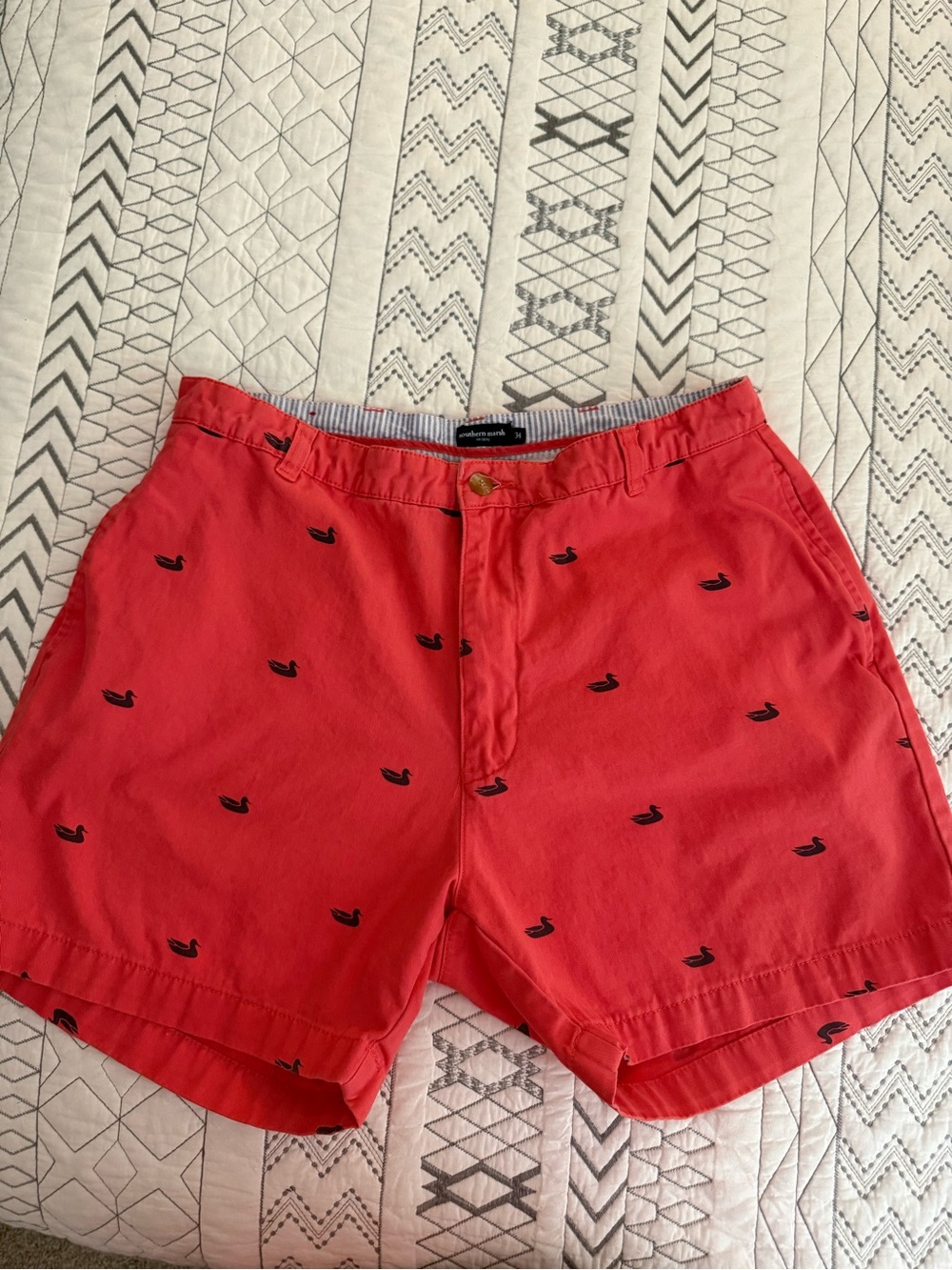Men's southern marsh Embroidered Duck flat front Shorts. 34.